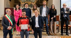 Samuele Bernardini riceve il premio «Cortona e le sue stelle» dal direttore della Bpc Roberto Calzini